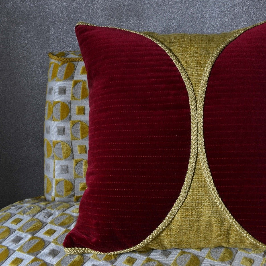 Cushion detail with Valenza gimp cord gold