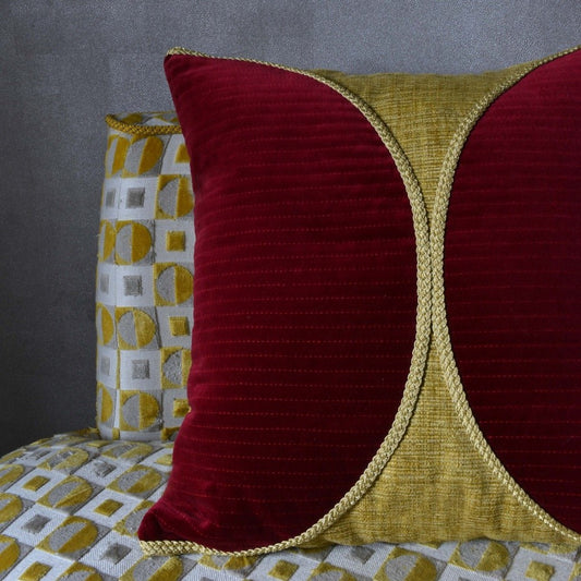 Cushion detail with Valenza gimp cord gold